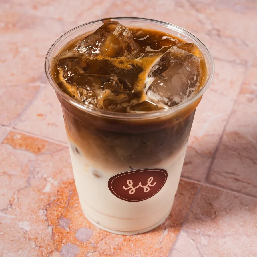 Latte helado con espresso sobre leche fría