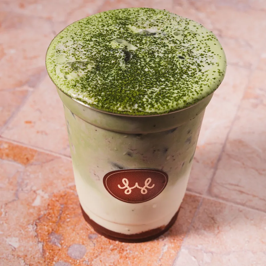 Matcha en capas con matcha espolvoreado encima