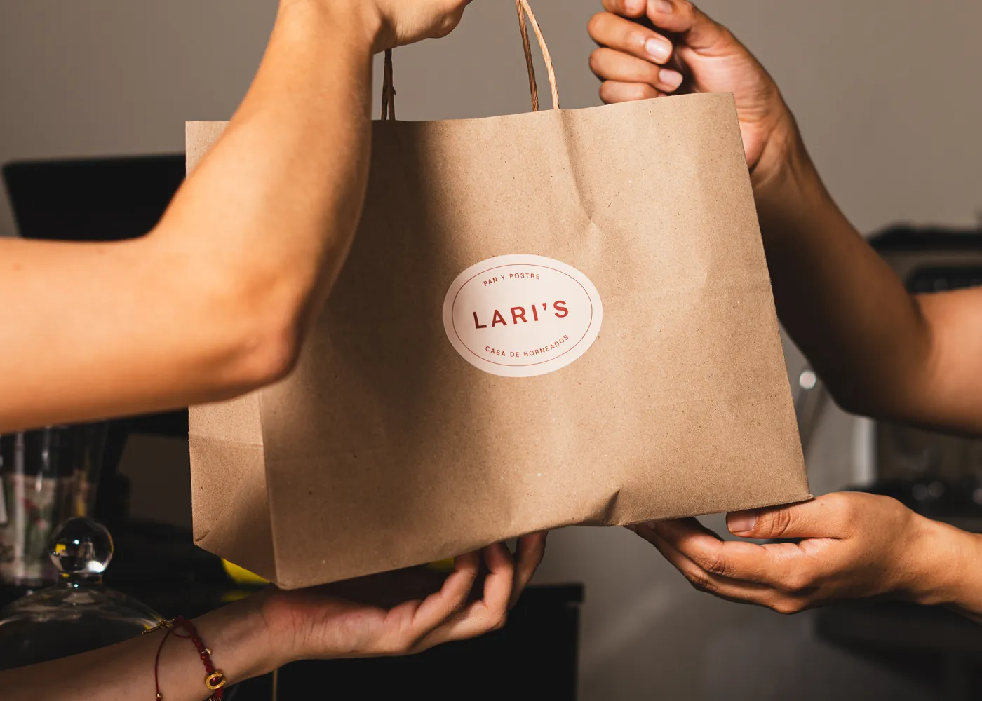 Bolsa de papel con el sello de la casa lista para llevar