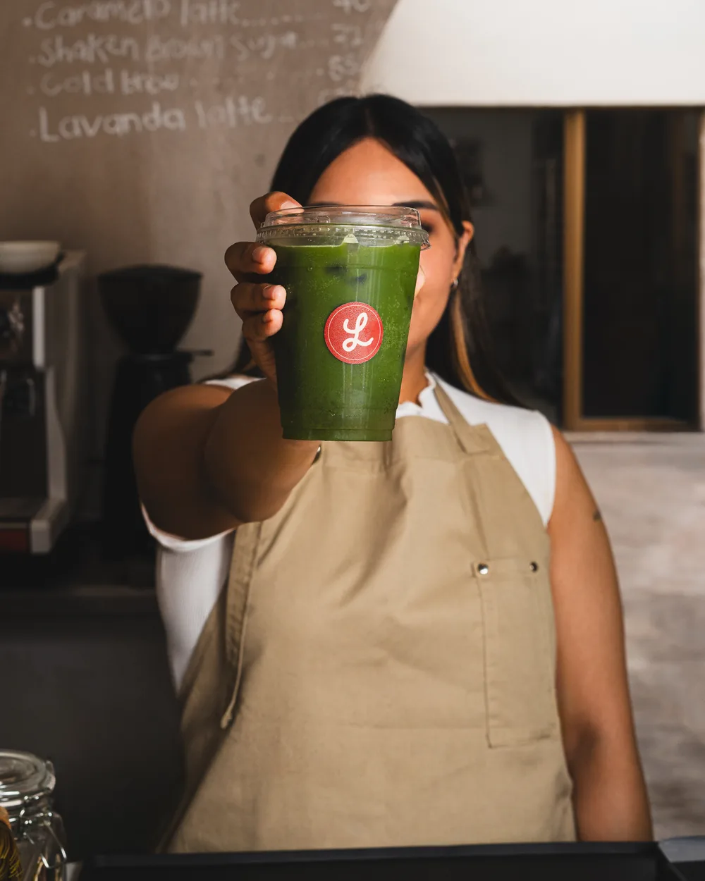 Matcha helado servido en la barra de Lari's Bakehouse