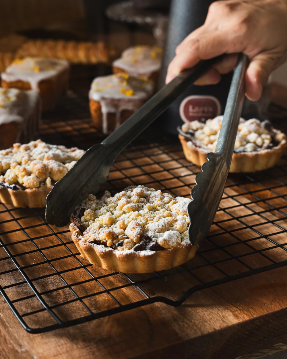 Tartas de manzana con crumble recién horneadas, servidas con pinzas