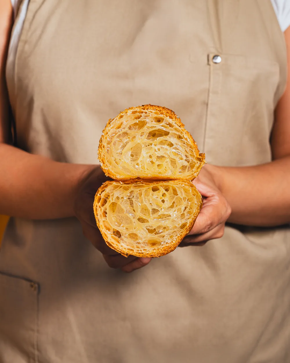 Croissant partido a la mitad, mostrando su hojaldre