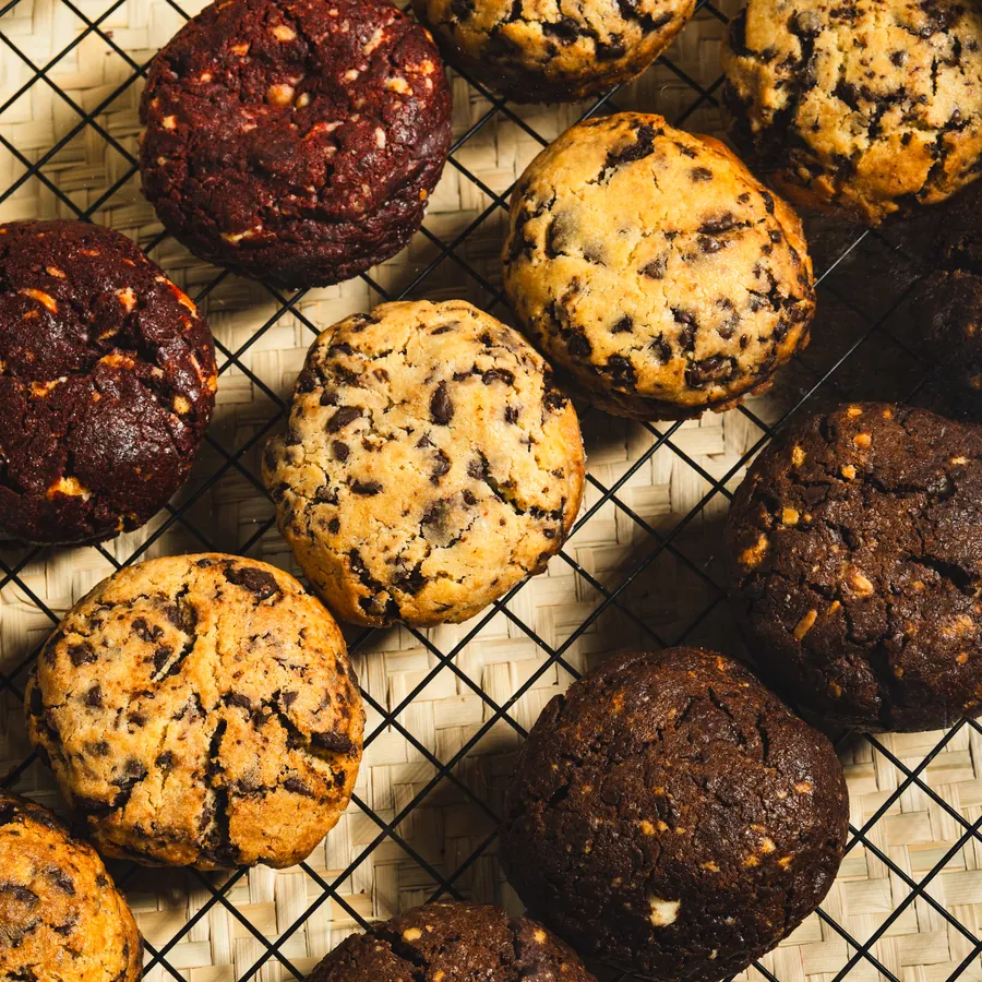 Rejilla con galletas variadas enfriándose