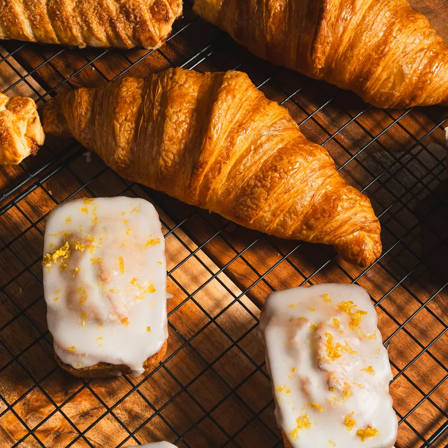 Croissants y panqués glaseados sobre rejilla