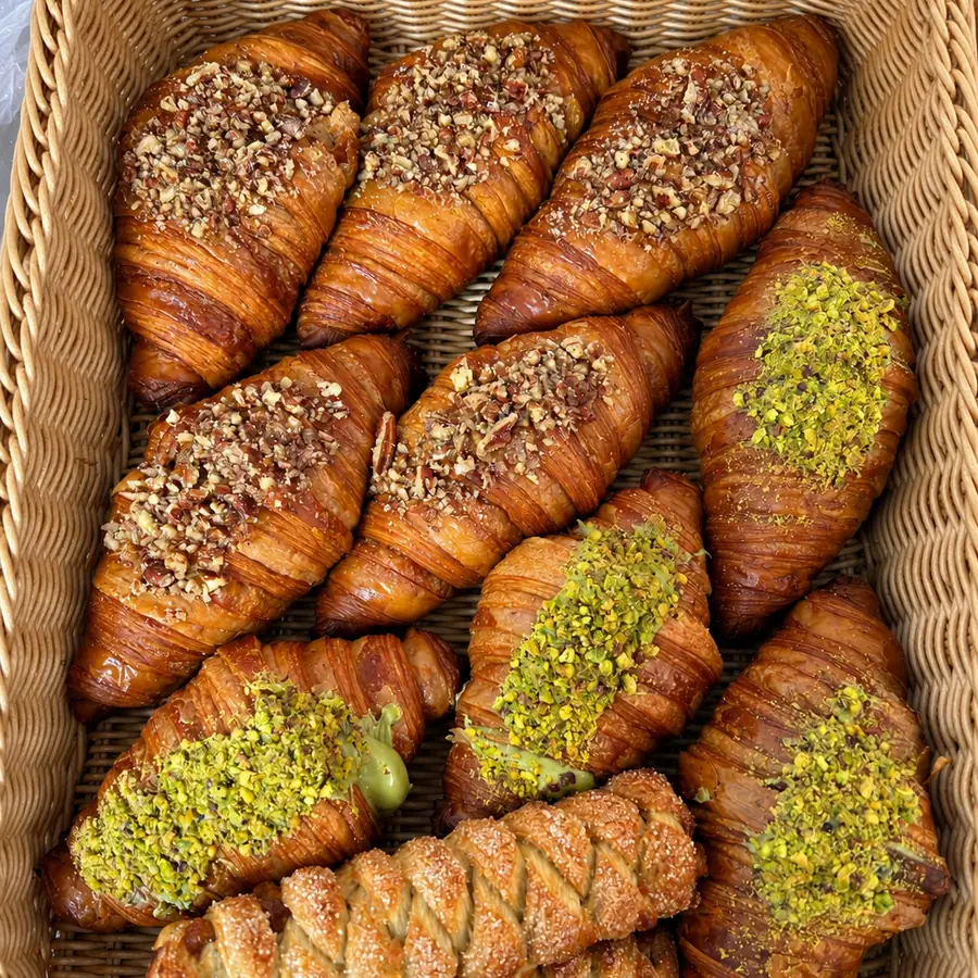 Canasta con croissants de pistache y de nuez