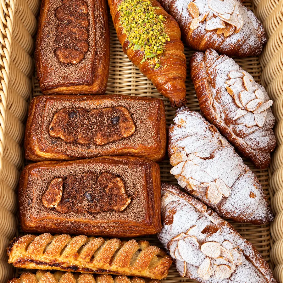 Canasta con croissants de almendra, trenzas y hojaldres