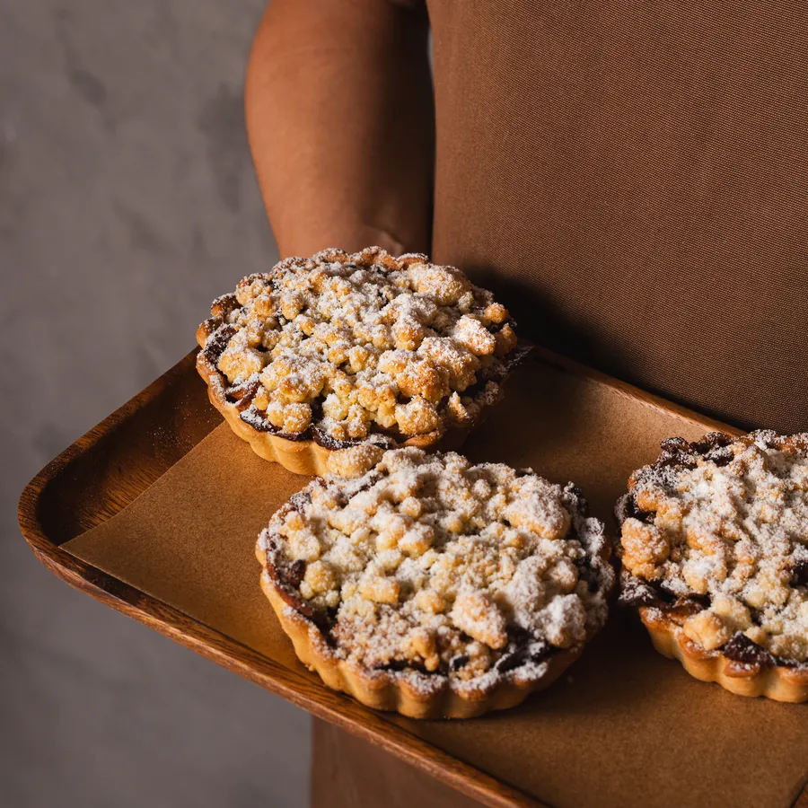 Tartas de manzana con crumble recién horneadas