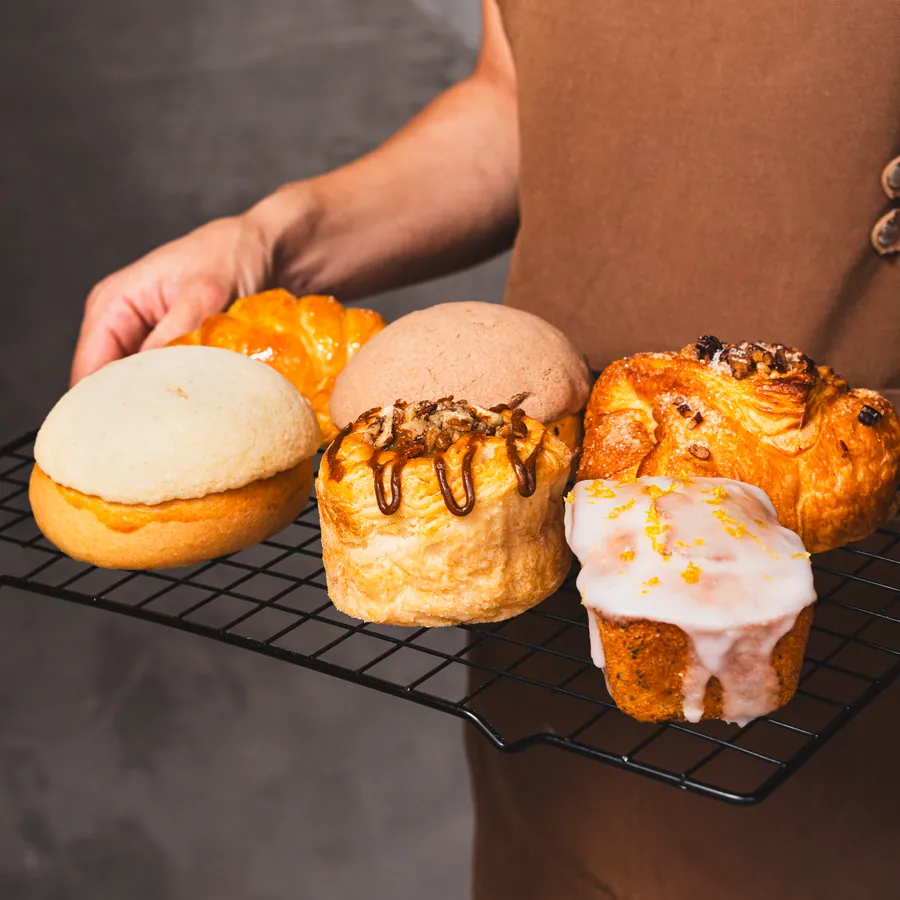 Conchas, hojaldres y un panqué glaseado sobre rejilla